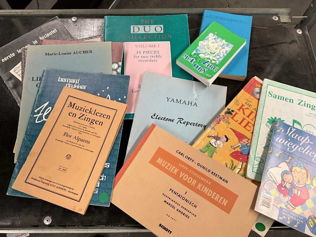 15 diverse partituurboeken waaronder voor zang en notenleer