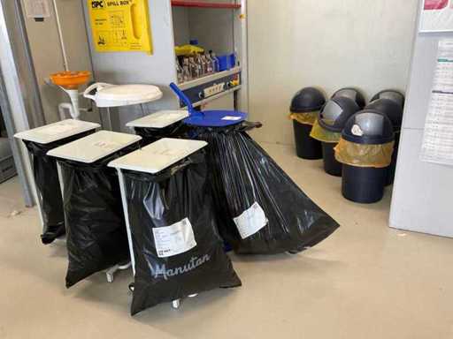 Waste bins & trash cans (12x)