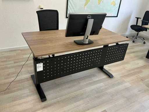 Elektrisch verstelbaar bureau met stoel