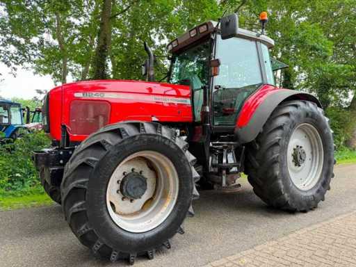 Tracteur agricole Massey Ferguson 8240 à quatre roues motrices de 2000
