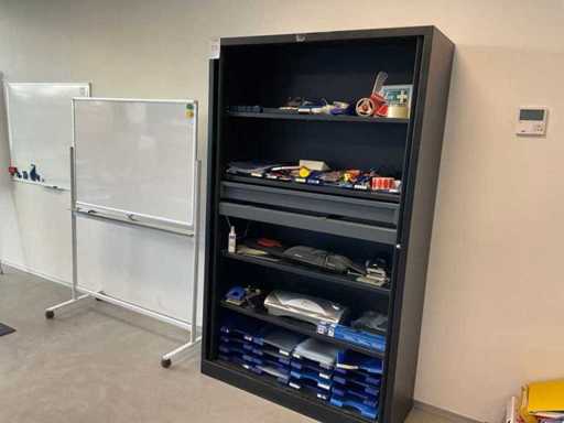 Aktenschrank mit Büroutensilien