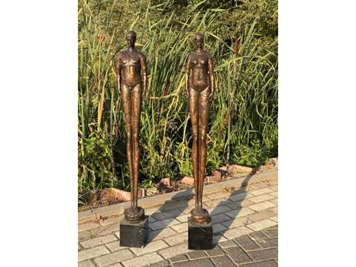 Sculptur? abstract? pe baz? de marmur? (2x)