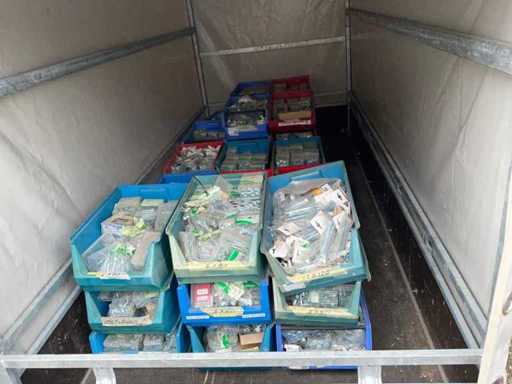 Eine Charge Holzschrauben, Muttern.