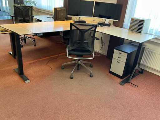 Scrivania a L regolabile elettricamente con sedia Girsberger
