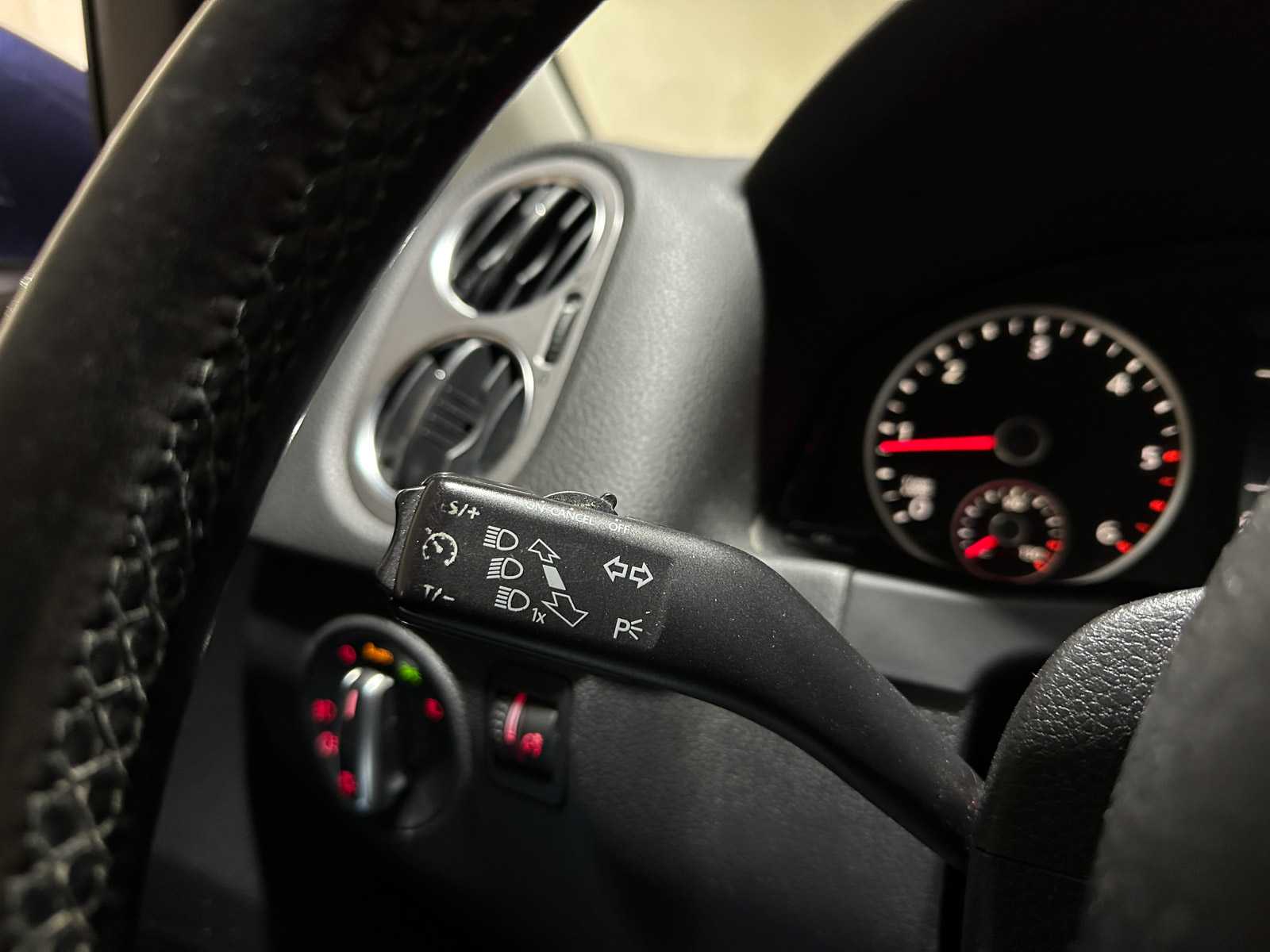 Volkswagen Tiguan 2.0 TDI Sport&&Style 4Motion 140pk 2011 (Origineel-NL), 74-PNH-9