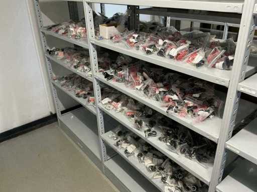 Partia różnych zamków i kluczy (670x)