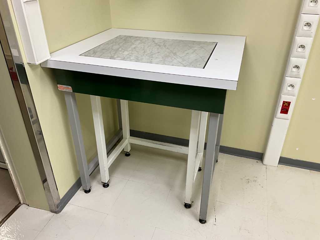 Equipaggia il tavolo da laboratorio con il marmo