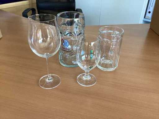 Bicchieri da birra 1 litro 3x, bicchieri da birra 0,5 litri 4x, bicchieri pilsner 0,3 litri 5x, bicchieri di vino rosso 5x e alti 23 cm, vari bicchieri vari e vari bicchieri