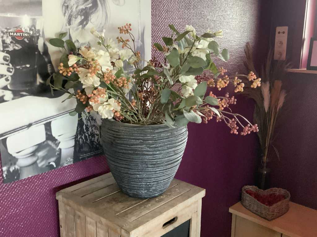 Vaso di fiori con pianta artificiale