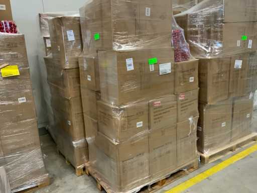 Christmas baubles on pallet (3x)