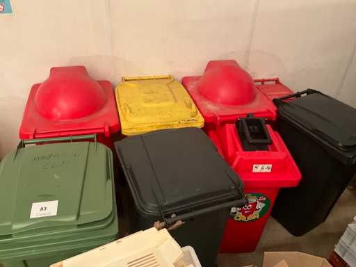 8 poubelles mobiles diverses
