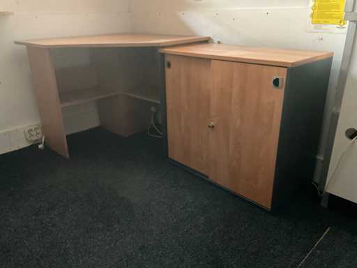 Eckschreibtisch mit Schrank