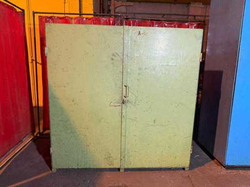 Armadio per officina in metallo con contenuti – varie parti e strumenti