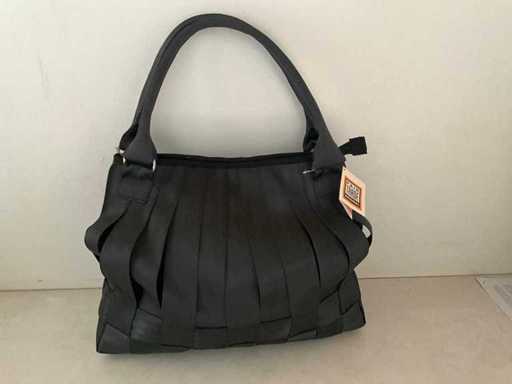 Borsa femminile Fair Trade realizzata con cinture di sicurezza intrecciate (94x)