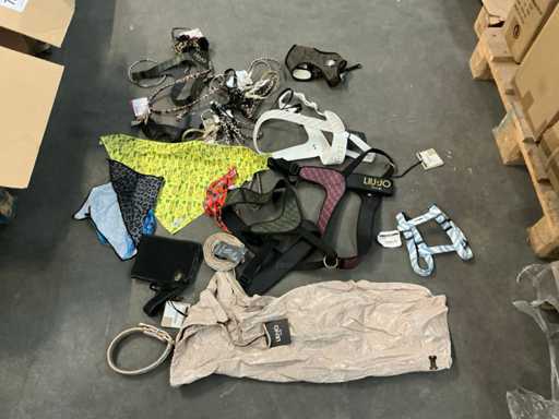 Partij diverse hondenleibanden -en harnassen