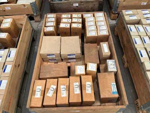 Viele Muttern, Schrauben und Unterlegscheiben (4450x)