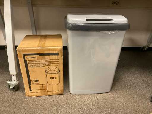 Bicchieri per contenitori di rifiuti e bidoni della spazzatura ignifughi