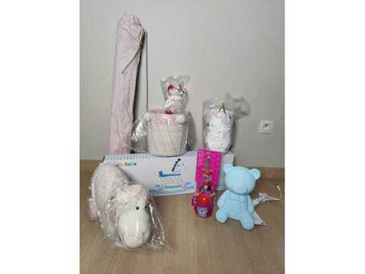 Baby & peuterpakket: Mini tipi tent - Schommelpaard - 2 Commodemandjes - Deurstop Schaap - Knuffelpop konijn - Nachtlamp Beer - Drinkbeker - Kinderbestek - Dekentje eenhoorn