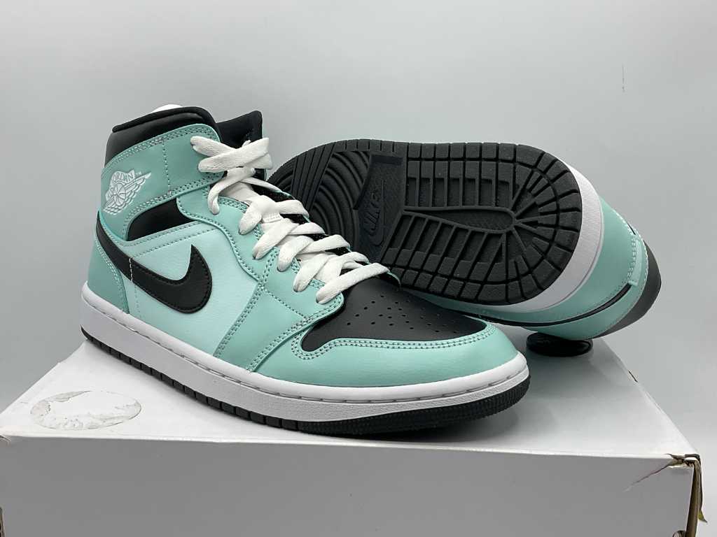 Nike Jordan 1 Damen Turnschuhe mit blauer Farbtönung 42 1/2