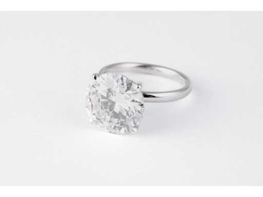18 Krt. witgouden ring met 8,01 crt. diamant