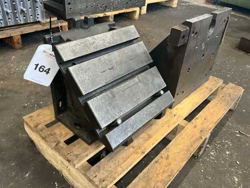 Tilting clamping table