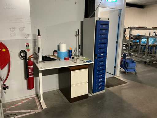 Tavolo per imballaggio con vari attrezzi e armadietti della cassetta postale -