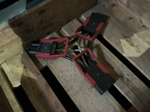 Distributor plug for battery charger