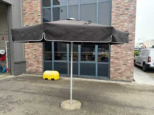 Parasol met betonnen voet