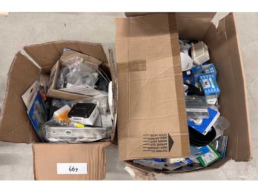 Boîte avec contenu (2x)