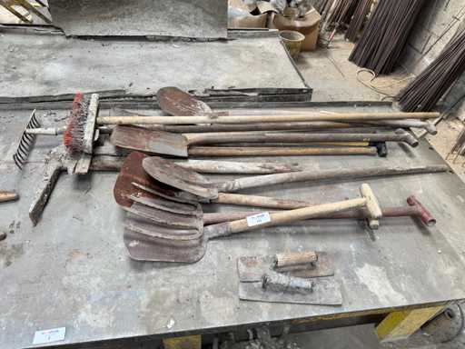 Divers - Pelles, houes et bêches