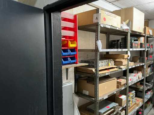 Charge von elektronischen Komponenten für CNC und Automatisierung