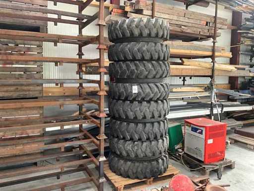 Set di pneumatici per escavatore su ruote
