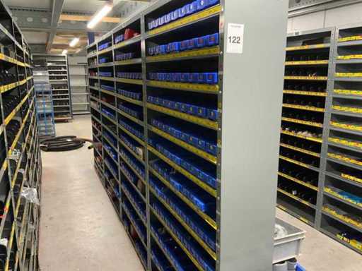 Verschiedene Montagematerialien in 4-fach-Kabinetten