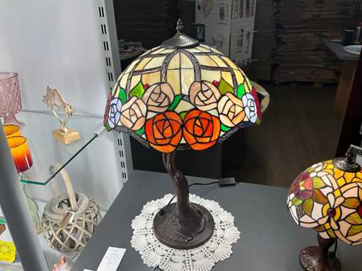 Tiffany Tafellamp met pioenrozen in kap