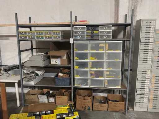 Lagerregal mit Inhalten