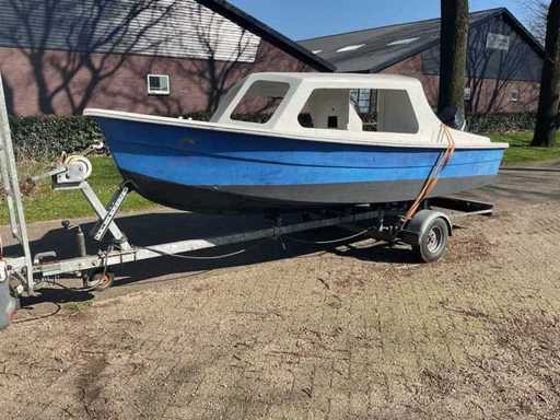 Motorboot mit 50 PS Quecksilber auf Anhänger