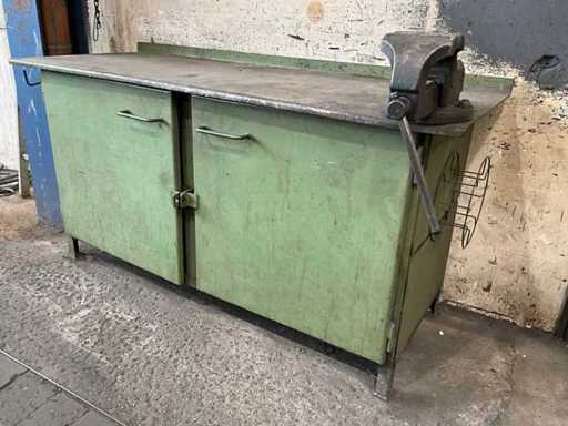 Stalowy stół roboczy z imadłem