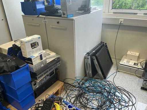 Büroschränke ohne Inhalt