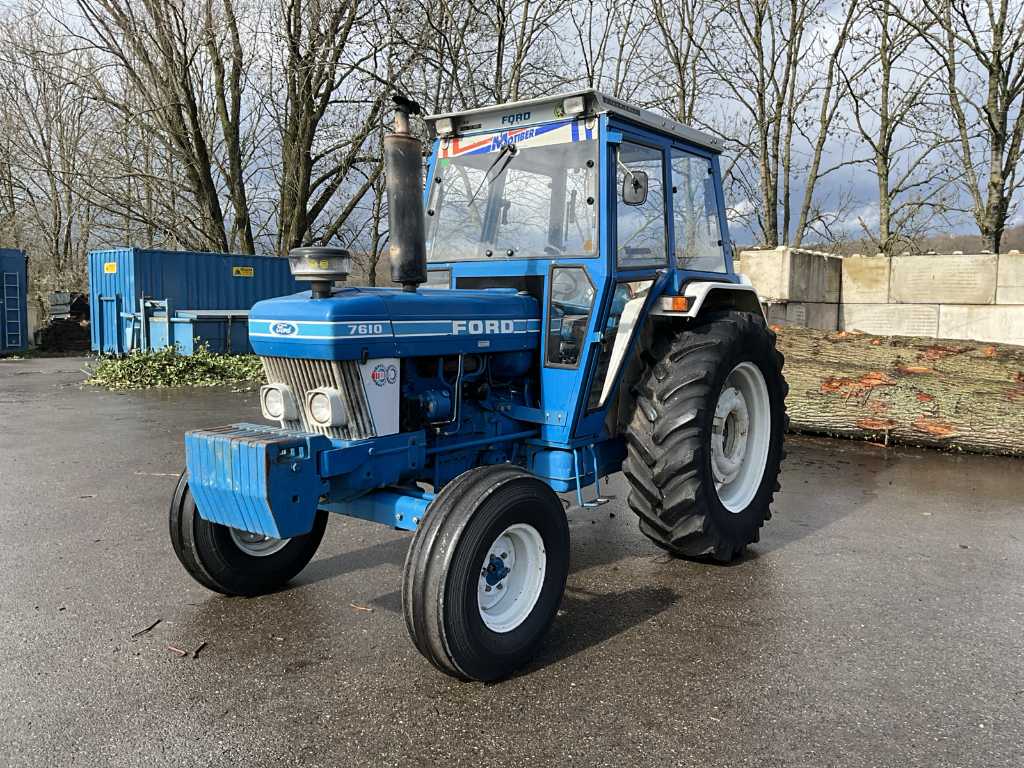 1982 Ford 7610 Two-wheel drive farm tractor 