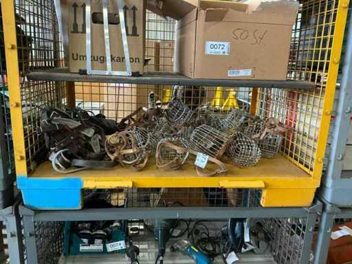 Gemengde partij hondentuigjes en manden