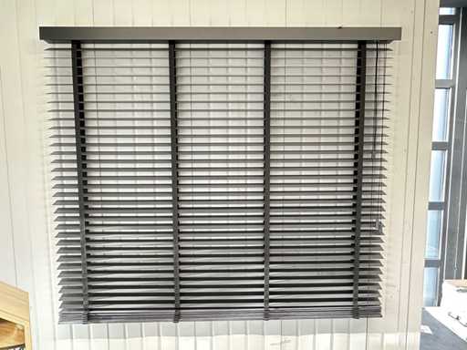 Houten jaloezie met brede ladderbanden