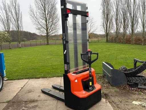 2023 BT Tyro SHE 100 Stacker