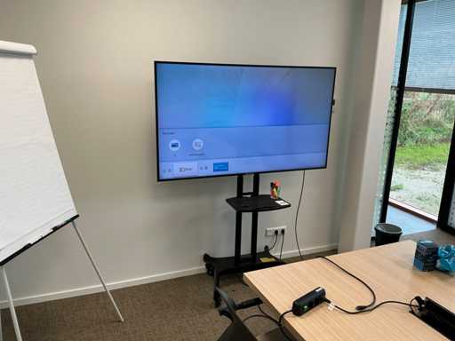 Telewizor Samsung UE657100W 65" na stojaku