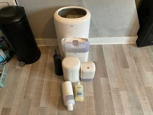 Tork Dispensers and waste bin (8x)
