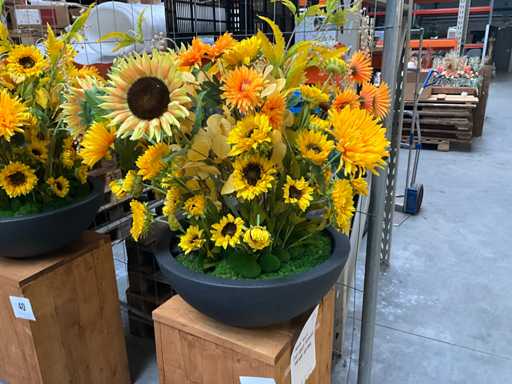 Künstliche Blume auf Säule