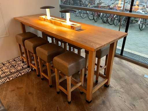 Hutten - Bartafel met 8 barkrukken