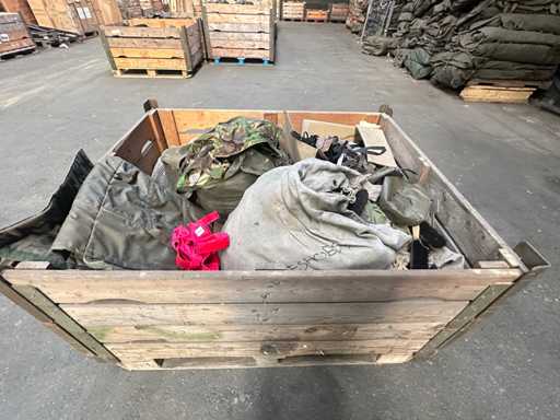 Charge verschiedener Armeebekleidung