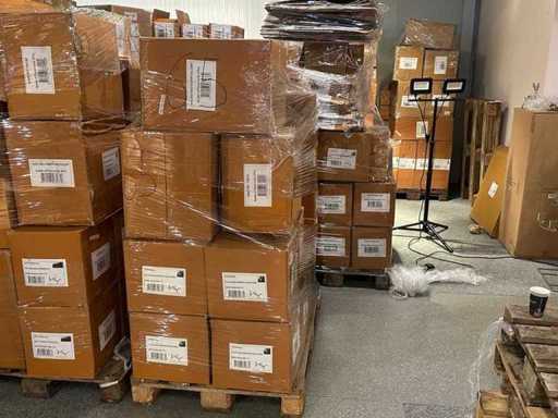 Décoration de fête, valeur au détail 2 200 €