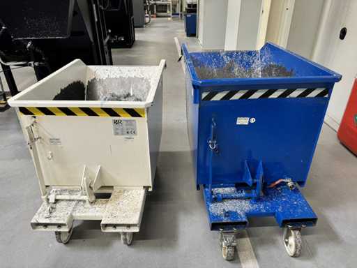   2 bennes basculantes / godets de ferraille