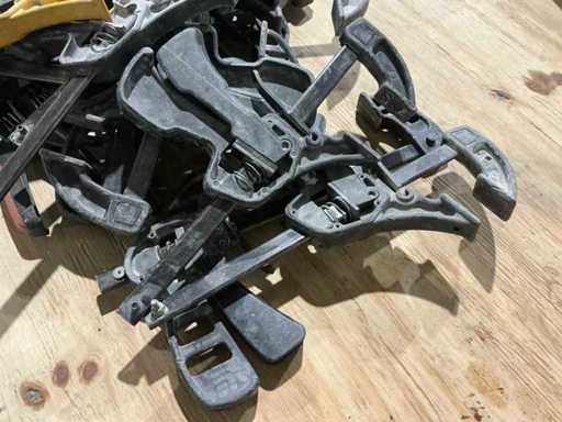 Mała partia klamer klejowych